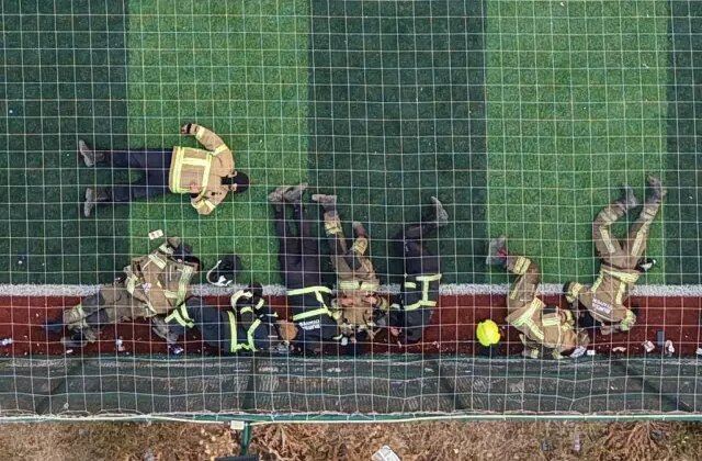 12 saat alevlerle mücadele eden itfaiyeciler halı sahada böyle dinlendi