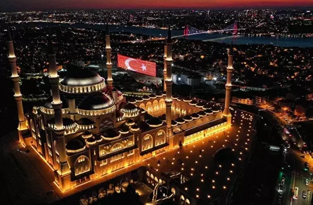 15 Temmuz’un yıldönümünde tüm camilerden sela sesleri yükseldi