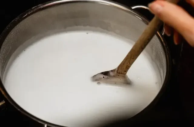 4 yaşındaki çocuk kaynar süt kazanına düştü