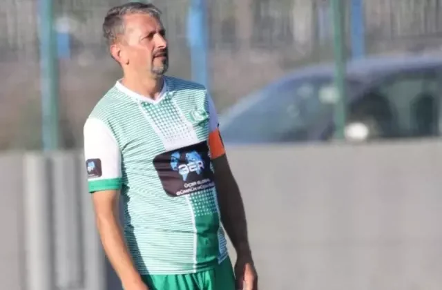 46 yaşında oğluyla birlikte şampiyon oldu, futbolu zirvede bıraktı