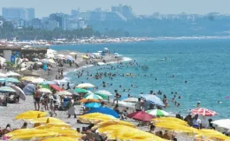 ’53 derece’ uyarısı yapılan Antalya’da vatandaşlar soluğu sahillerde aldı