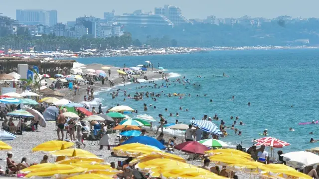 ’53 derece’ uyarısı yapılan Antalya’da vatandaşlar soluğu sahillerde aldı