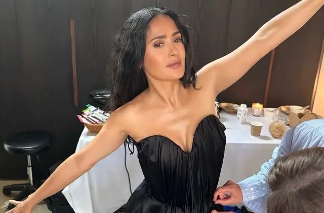 58 yaşında ama gören 30 zannediyor! Salma Hayek’ten bikinili dans performansı