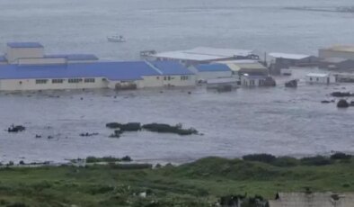 8.8’lik depremin ardından ilk tsunami dalgaları iki ülkeye ulaştı! İşte o anlar