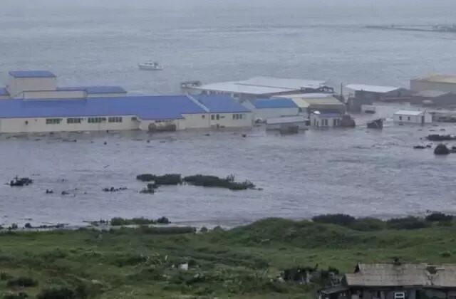 8.8’lik depremin ardından ilk tsunami dalgaları iki ülkeye ulaştı! İşte o anlar