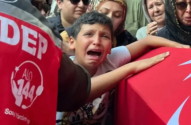 Yangın şehidinin oğlu “Baba, ben sensiz ne yapacağım?” diye feryat etti