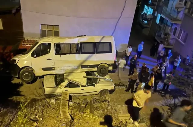 Adana’da park halindeki minibüs, otomobilin üzerine düştü