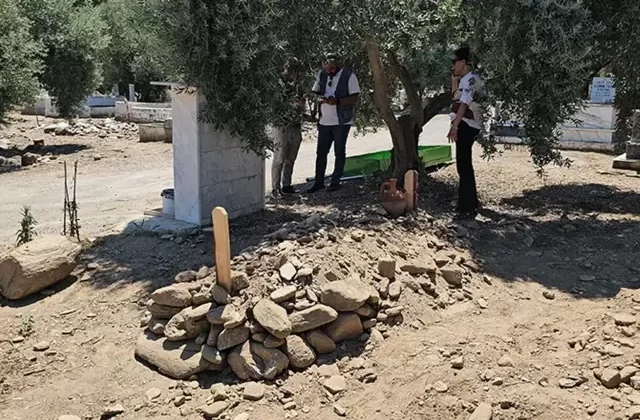 Ailesini yakarak katletmişti, korkudan gizlice defnedildi