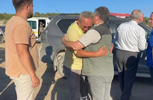 Alevlerin arasından kurtulduktan sonra ağlayarak müdürüne sarıldı