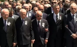 Altan Öymen’in cenaze törenine damga vuran görüntü