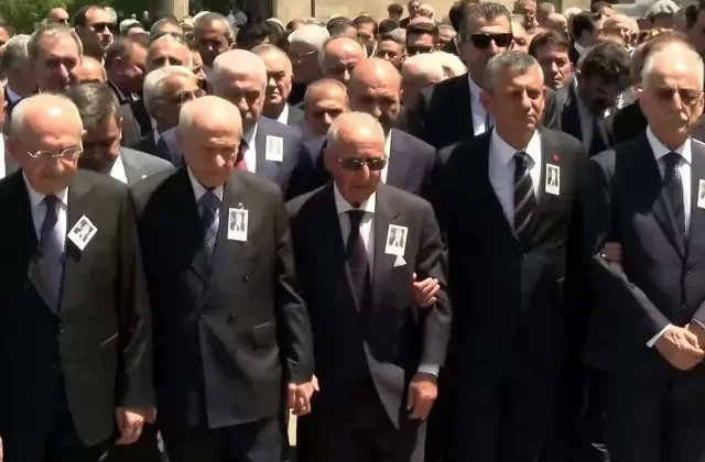Altan Öymen’in cenaze törenine damga vuran görüntü