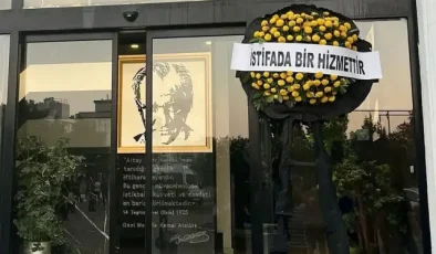 Altay taraftarı, ‘İstifada bir hizmettir’ diyerek tesislere siyah çelenk bıraktı