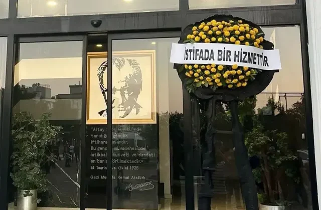 Altay taraftarı, ‘İstifada bir hizmettir’ diyerek tesislere siyah çelenk bıraktı