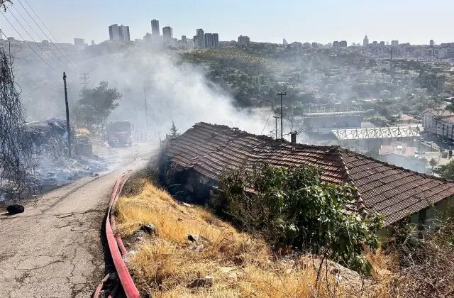 Ankara’da ağaçlık alanda çıkan yangın gecekondulara sıçradı