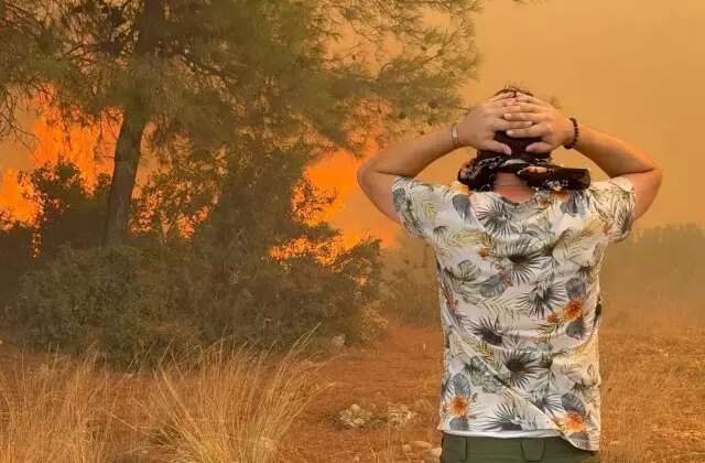 Antalya’da 3 ayrı orman yangını! Alevler yerleşim yerlerine yaklaştı