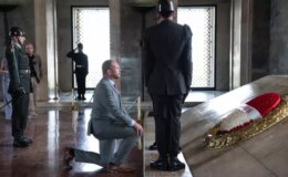 Atatürk’ün mozolesinin önünde diz çöken bakan konuştu
