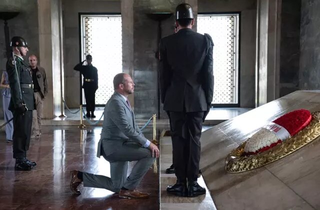 Atatürk’ün mozolesinin önünde diz çöken bakan konuştu