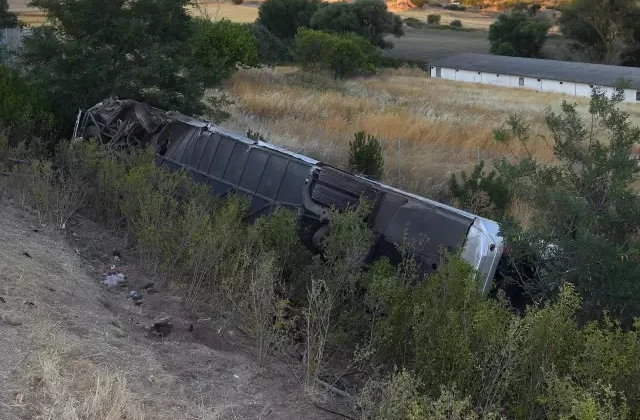 Balıkesir’de yolcu otobüsü şarampole devrildi: 27 yaralı