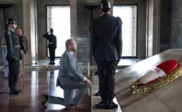 Belçika Savunma Bakanı Atatürk’ün mozolesinin önünde diz çöktü
