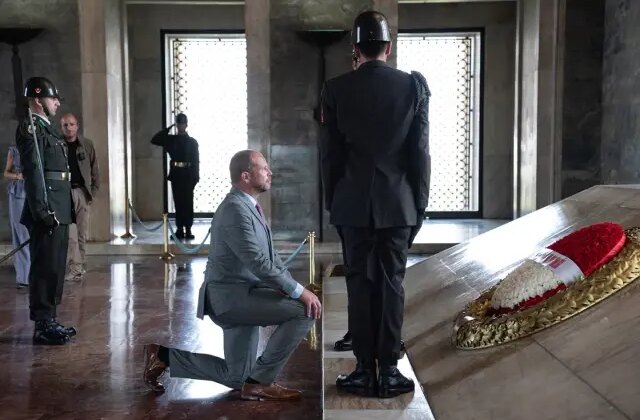 Belçika Savunma Bakanı Atatürk’ün mozolesinin önünde diz çöktü