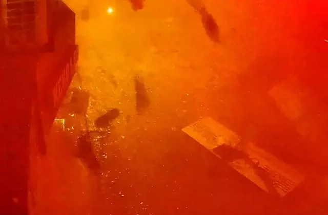Beyoğlu’nda 2 katlı binayı yıkan patlama anı kamerada