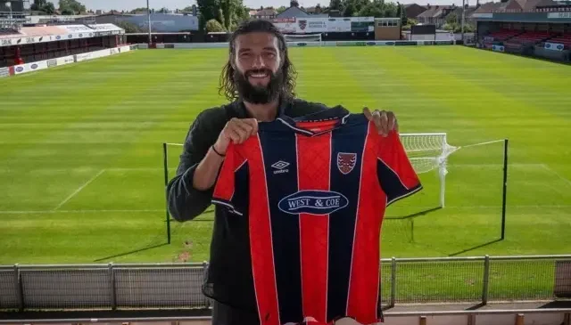 Bir zamanların efsane forveti Andy Carroll, 6. Lig takımına imza attı