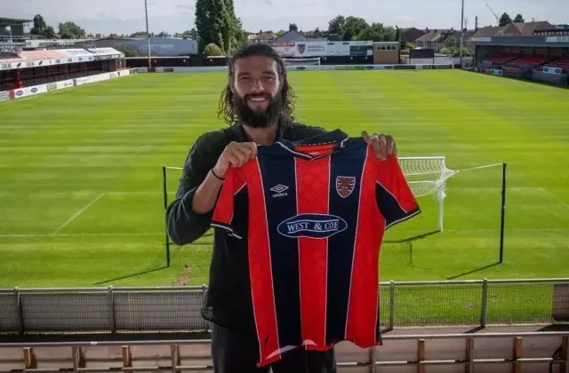 Bir zamanların efsane forveti Andy Carroll, 6. Lig takımına imza attı