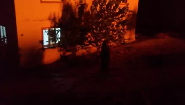 Buca’daki orman yangını yerleşim yerine ulaştı, vatandaşlar alevlere hortumlarla direndi