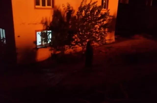Buca’daki orman yangını yerleşim yerine ulaştı, vatandaşlar alevlere hortumlarla direndi