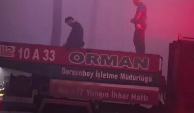 Bursa’da alevlerle mücadele eden ekipler sabah namazını aracın üzerinde kıldı