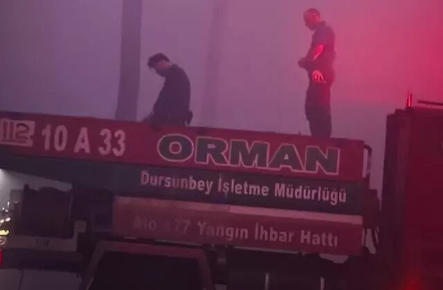 Bursa’da alevlerle mücadele eden ekipler sabah namazını aracın üzerinde kıldı