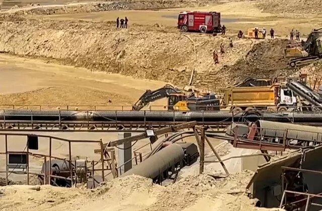 Çatalca’da kum ocağında göçük: 2 işçi balçık içinde kaldı