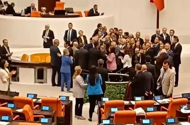CHP’li vekillerden tutuklanan Zeydan Karalar için Meclis’te kürsü işgali