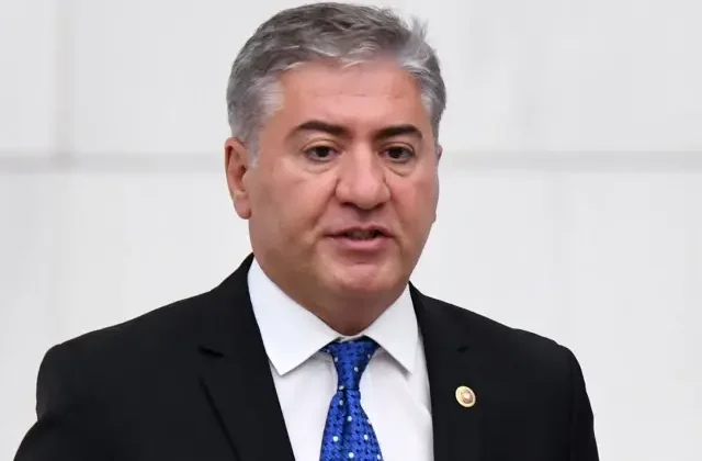 CHP Grup Başkanvekili Murat Emir, miting kürsüsünden düştü! Vücudunda kırıklar oluştu