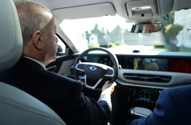 Cumhurbaşkanı Erdoğan, Togg’un yeni modeli T10F’yi test etti