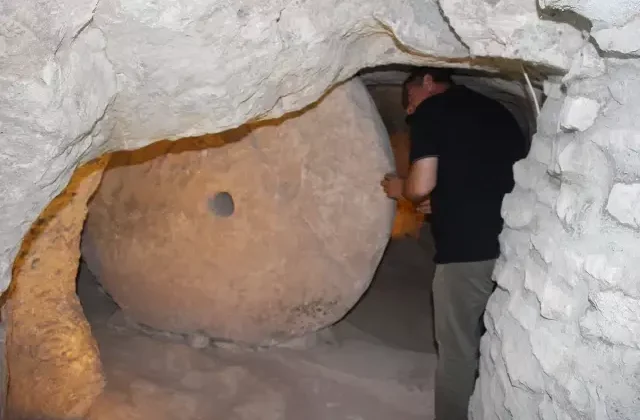 Dededen miras kalan konağın altından 2 bin yıllık yer altı şehri çıktı