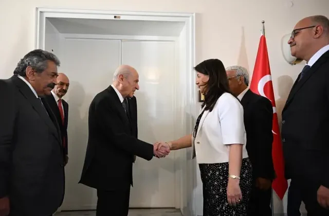 Bahçeli, DEM heyetiyle görüştü! “Ahrazım” açıklaması gazetecileri şaşırttı