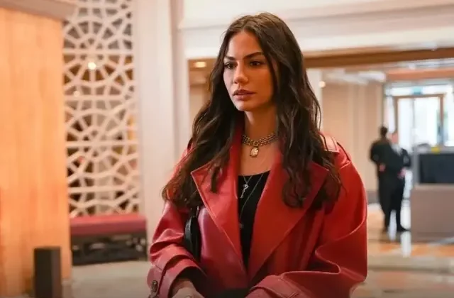 Demet Özdemir sezonun yorgunluğunu sıcak kumsalda atıyor