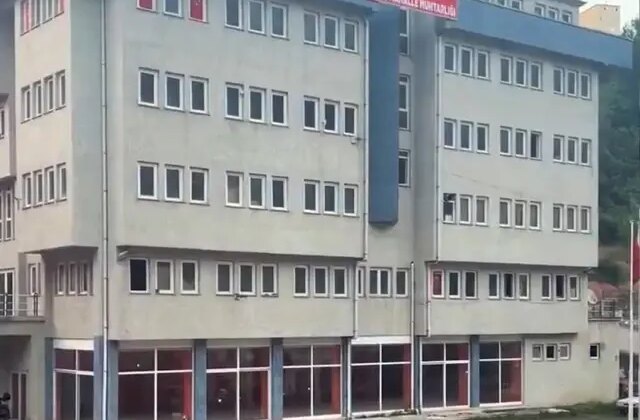 Devasa muhtarlık binasını gören vatandaş şaşıp kaldı