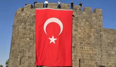 Cumhurbaşkanı Erdoğan çağrı yaptı, Diyarbakır surlarına Türk bayrakları asıldı