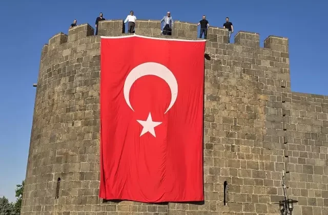 Cumhurbaşkanı Erdoğan çağrı yaptı, Diyarbakır surlarına Türk bayrakları asıldı