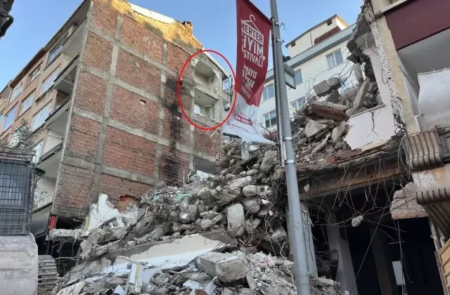 Ekiplerin yıktığı binadan sonra ortaya çıkan görüntü pes dedirtti