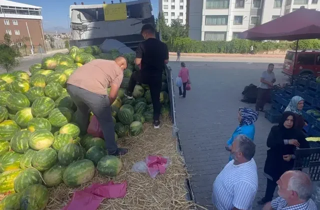 Elazığ’da 30 ton karpuz, vatandaşa ücretsiz dağıtıldı