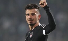 Eski Beşiktaşlı Oğuzhan Özyakup maç biter bitmez telefona sarılarak tepki gösterdi