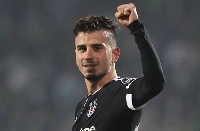 Eski Beşiktaşlı Oğuzhan Özyakup maç biter bitmez telefona sarılarak tepki gösterdi