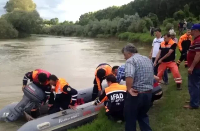 Eskişehir’de nehre giren iki çocuk kayboldu