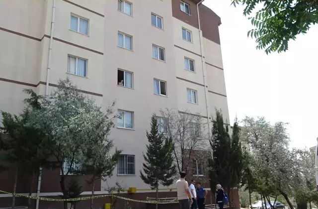 Eve ekmek getiren annesine bakarken 4’üncü kattan düştü