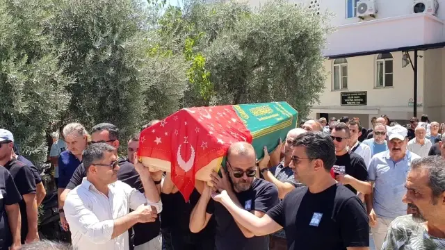 Evinde ölü bulunan yarış spikeri Esen Gök, toprağa verildi
