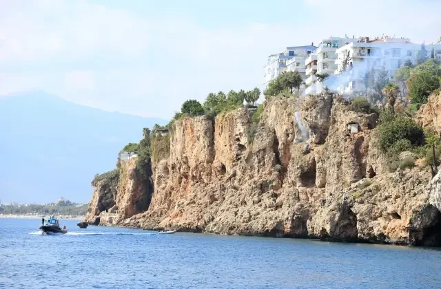 Falezlerden düşen genç turist hayatını kaybetti