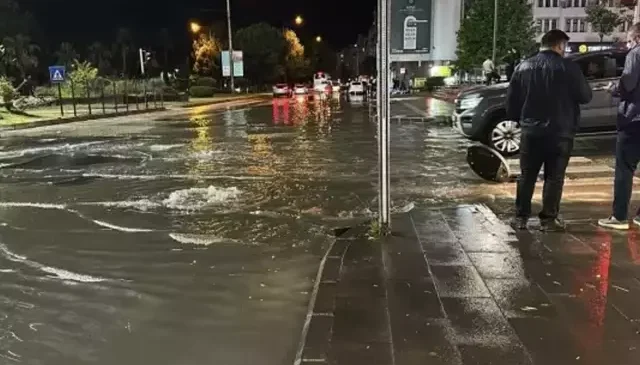 Fatsa’da sağanak yağış su baskınlarına neden oldu